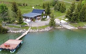 Traditional Casa Pescarului langa lac cu ponton